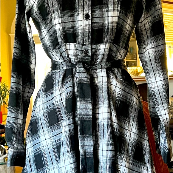 Moonsea Dresses & Skirts - Size large black & white button down long sleeve plaid shirt dress with belt.